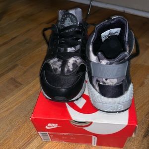 Black and Grey Hurraches Size 7